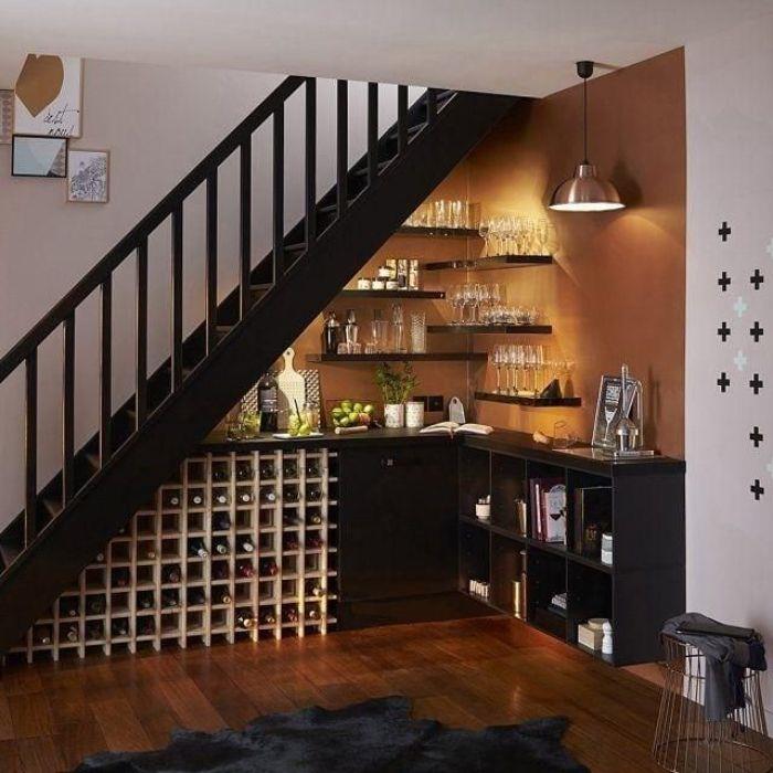 ideje za rjave vogalne stene črna nizka omarica za shranjevanje lesena steklenica vina pod črnim stopniščem