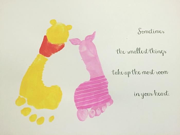 çocukların ayak izlerinde Winnie the Pooh karakterlerinin bulunduğu bir anaokulu anneler günü kartı örneği
