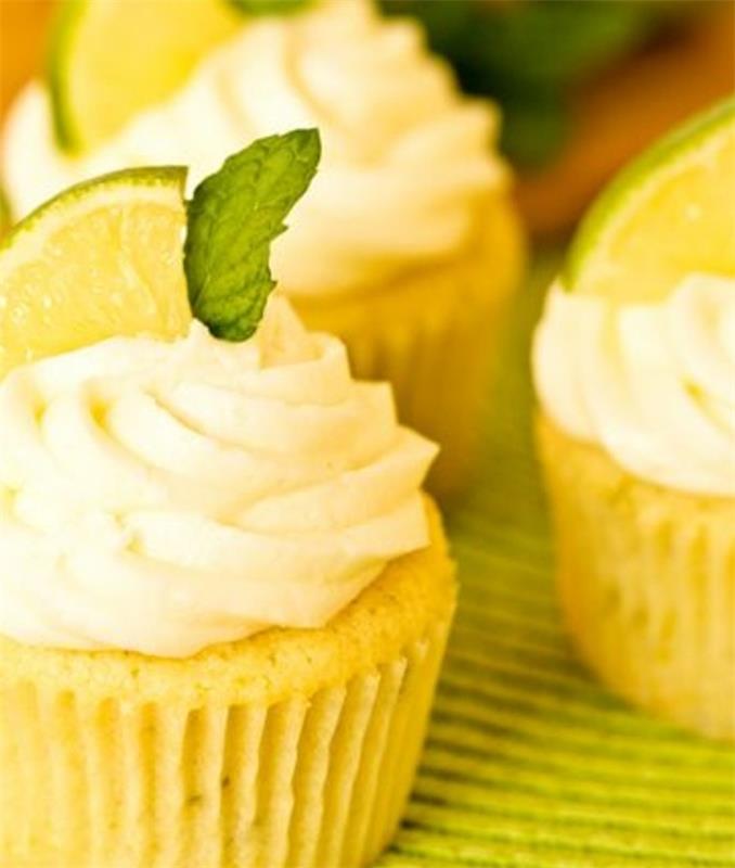 misket limonu, rom ve nane, krema ve limon süslemeli mojitolu kek yapma fikri