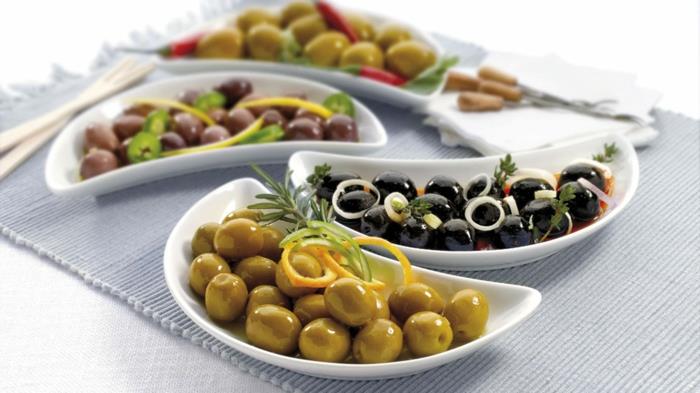 črne, zelene in druge oljke, okrašene s pomarančno lupino, šalotko, rdečo papriko, špansko specialiteto