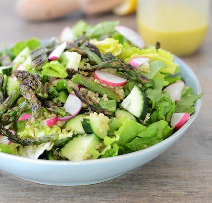 šviežių salotų su salotomis, ridikėliais, agurkais, šparagais, quinoa pavyzdys, lengvai pagaminama Velykų recepto idėja