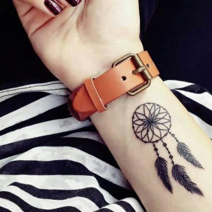 dreamcatcher grafik önkol dövmesi, siyah mürekkep, rozet, tüyler, inciler, kahverengi bir saat, bir kadın dövmesi fikri nasıl elde edilir