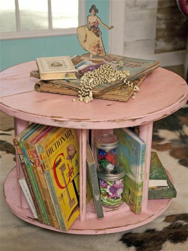 klubska mizica s koluti, prebarvana v roza barvo, vgrajen prostor za shranjevanje knjig, majhna knjižna omara, knjige, okrašen šik okras
