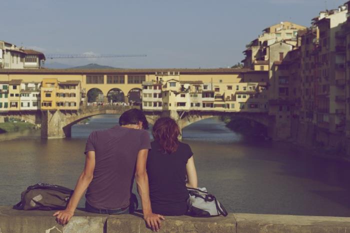 Ponte Vecchio Firenze İtalya, aşık fotoğraf çifti, sevgililer gününüz kutlu olsun, göndereceğim resim aşkım seçimim, güzel bir manzaraya bakan çift