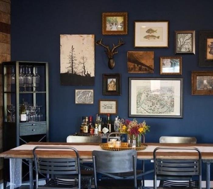 ideja-deco-jedilnica-stensko-slikanje-indigo-stenske-barve-dekorativne-slike-leseni-namizni stoli-v-kovini