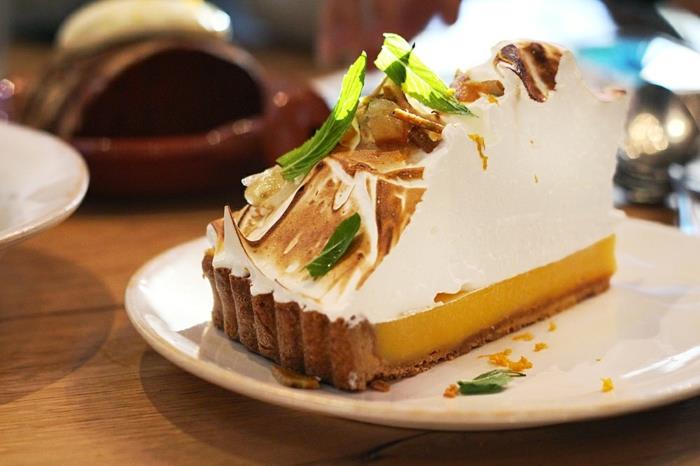 desertas-idėja-citrinos-meringue-pyragas-mėtų tortas