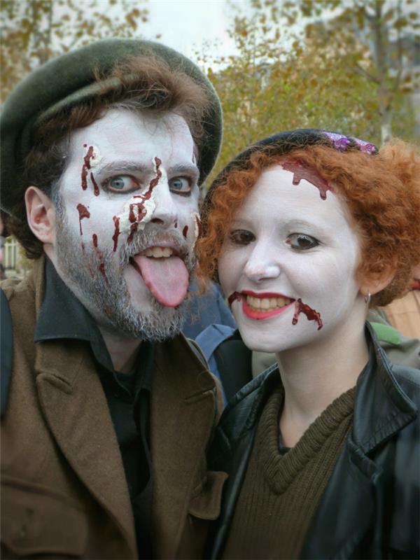 siaubingi poros drabužiai tamsiomis spalvomis, kraujo pėdsakai su raudonais veido dažais, baltai dažyti veidai