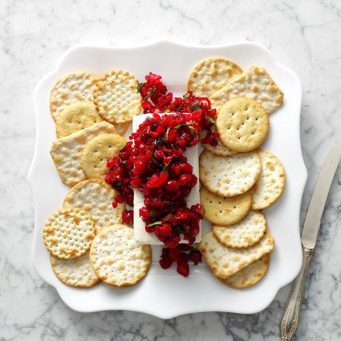 začetna zamisel ali izvirni četrti recept iz brusnične brie, postrežen z krekerji, novoletni božični recept