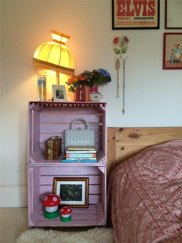dvi alyvinės spalvos dėžutės ir senovinė lempa, medinė galvūgalis, boho stiliaus rožinė antklodė