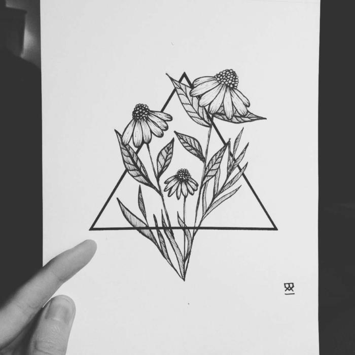 Dövme için geometrik çizim fikirleri çiçeklerle siyah beyaz geometrik üçgen çizim