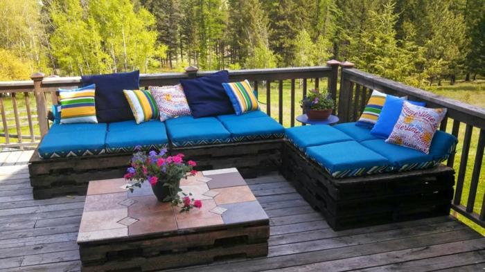 sodo idėja-padėklas-sodas-lauko baldai-mėlynos pagalvėlės
