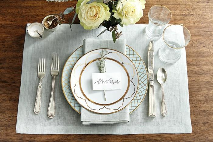 Pavadinkite stalo etiketes su vietos laikikliu vestuvių meniu idėja, kaip sutvarkyti stalą