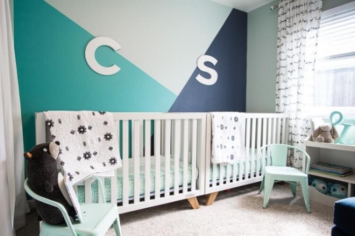 ideje za dekoracijo sten za otroško spalnico pastelno zelen stol bele zavese odprta omara za shranjevanje