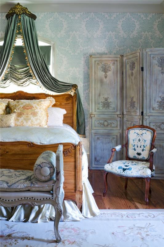 postavitev spalnice, modre damastne stene, zelene zavese, lesena postelja, oranžne blazine, leseni stol