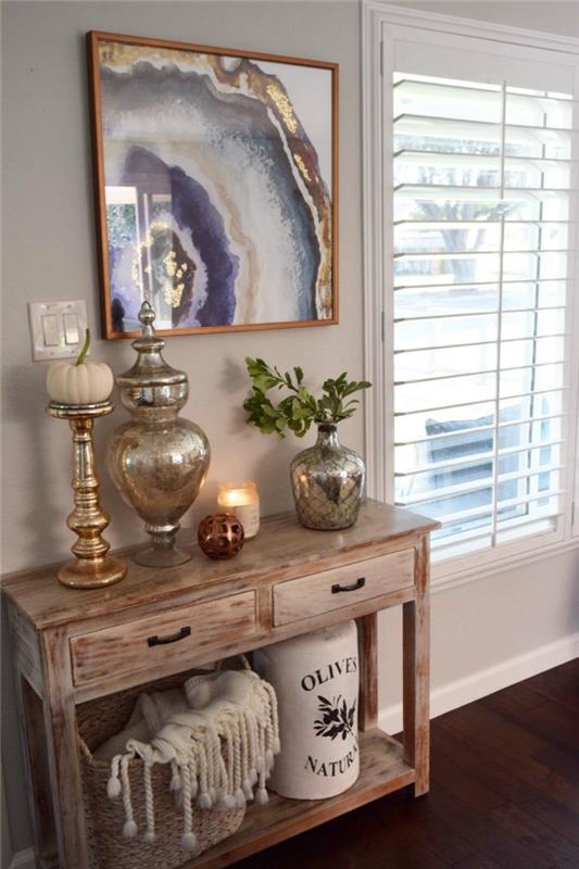 majhna vhodna in hodniška omara, izvirna umetniška slika, lesena miza, starinski okrasni predmeti, bela barva