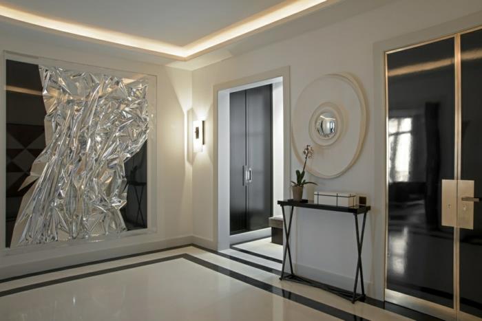 paprasta prieškambario įėjimo spintelė, dekoratyvinis veidrodis, ekstravagantiškas menas