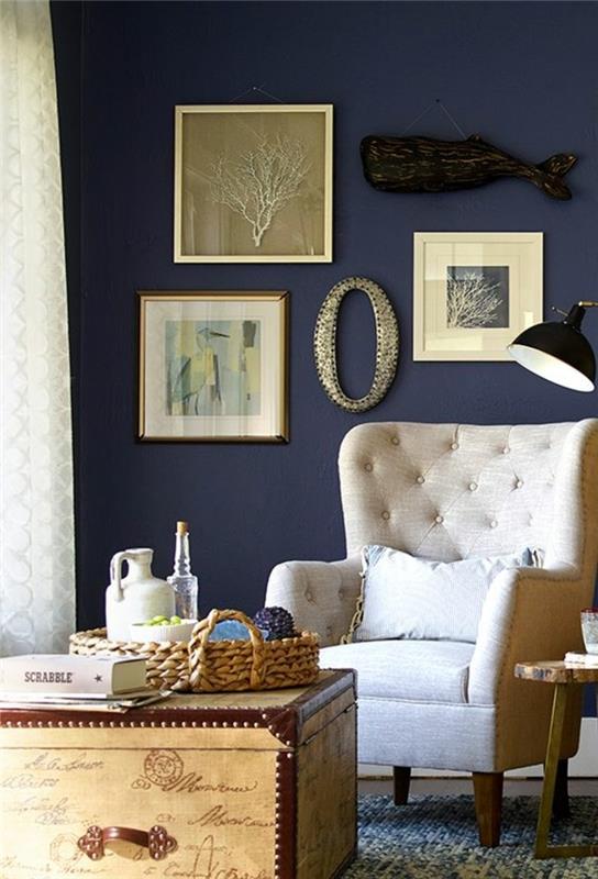 ideja-stenska-slika-barva-indigo-kosi-deko-freska-fotelj-siva-a-vintage-prtljažnik-kot-mizica-dnevna soba-vintagr-umetniško-elegantna