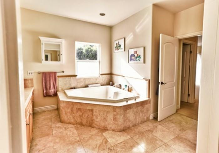 smėlio spalvos vonios kambario dažai-idėja-labai ryškus-plytelių klojimo idėja-didžiulė-dekoratyvi-įdomi