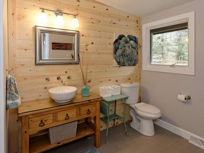 tualeto dekoras, medinės sienų dailylentės, perdirbtos medienos spintelė, baltas tualetas, pilkas rėmo sieninis veidrodis, šviesiai pilki sienų dažai