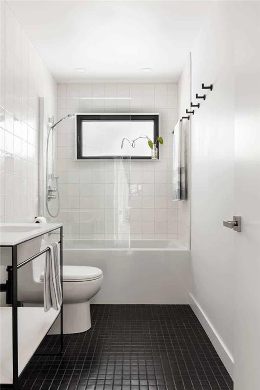 beyaz ve siyah minimalist dekorasyon küvet cam gölgelik duş paslanmaz çelik musluk küçük banyo fikri