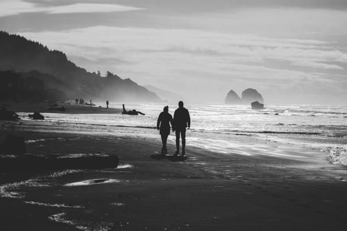 Gražios meilės nuotraukos pozuoja nuotrauka vestuvės meilės nuotrauka pora paplūdimys saulėlydžio metu nespalvota nuotrauka meilė