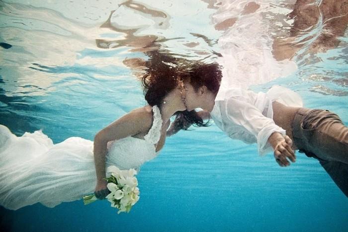 poroka-fotografija-ideja-izvirna-foto-ideja-lep-par-pod vodo