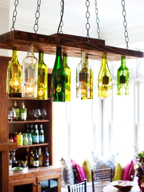 deco recup s starimi steklenicami, viseča svetilka z predelano leseno ploščo ter steklenicami iz zelenega in rumenega stekla