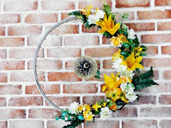 spomladanske obrti za odrasle, stenska dekoracija DIY iz reciklirane pnevmatike in okrašena s ponarejenim spomladanskim cvetjem