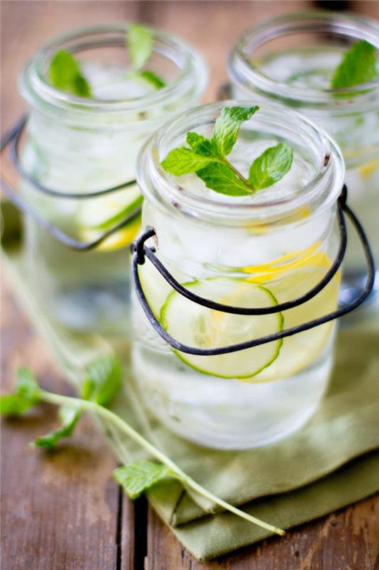 paprastas ir šviežias detoksinio vandens su agurkais ir citrina receptas