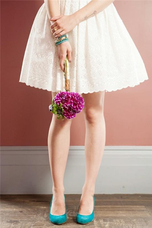 paprasta-vestuvinė suknelė-idėja-trumpa-paprasta-vestuvinė suknelė-puokštė