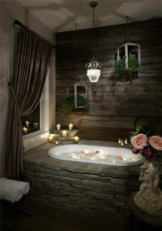 vonios idėja, medinė lentų siena, balta vonia akmeniniame pagrinde