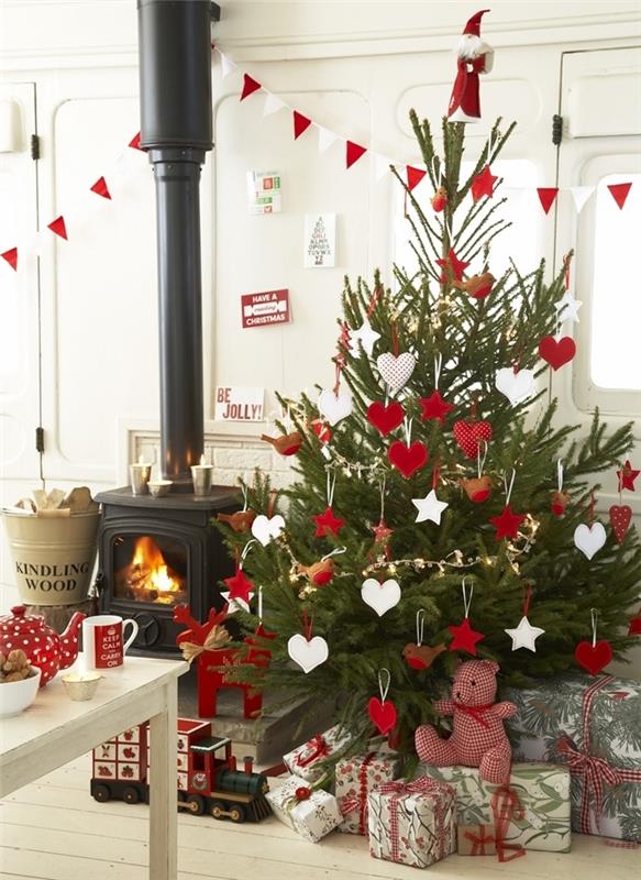 Kalėdų eglutės idėja raudonai balti trikampiai popieriaus girliandos žvaigždė ir širdžių medžio papuošalai