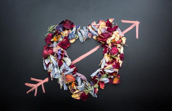 valentinovo ideja presenečenje romantično darilo srčna kompozicija iz cvetnih listov vrtnic