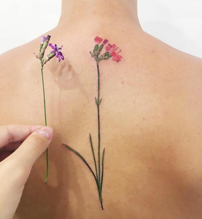 Jausminga gėlių tatuiruotės mandala, reiškianti tikras gėles