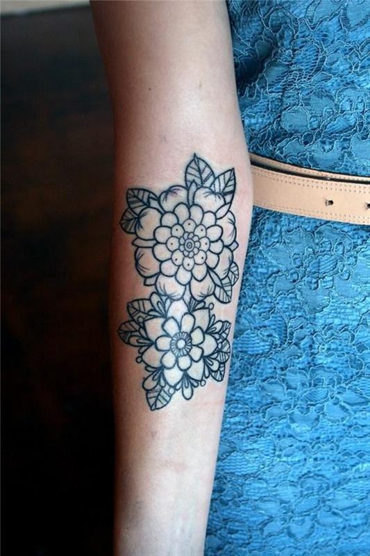 idėja tatuiruotė moteris, gražus gėlių dizainas ant dilbio, dvi juodos gėlės