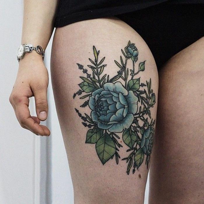 Šlaunies tatuiruotė moterims, mėlynos gėlės rožė, didelė tatuiruotė