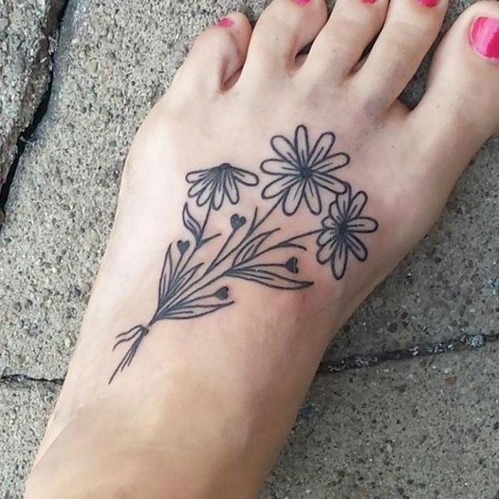 Moters tatuiruotės idėja, juodų gėlių puokštė, mažos juodos pėdos tatuiruotė