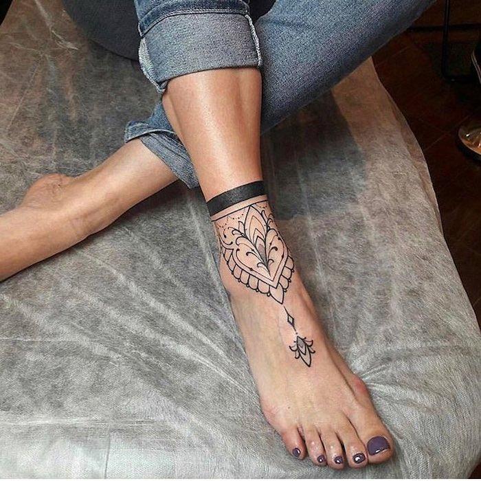 Ženska tetovaža stopal, tetovaža s kano, zapestnica za gleženj, modre kavbojke, eleganten model tetovaže