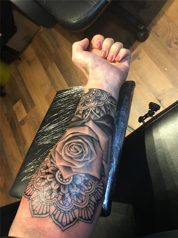 tetovaža ženska podlaket, vrtnice, enobarvne mandale, model tetovaže za žensko s cvetličnim vzorcem