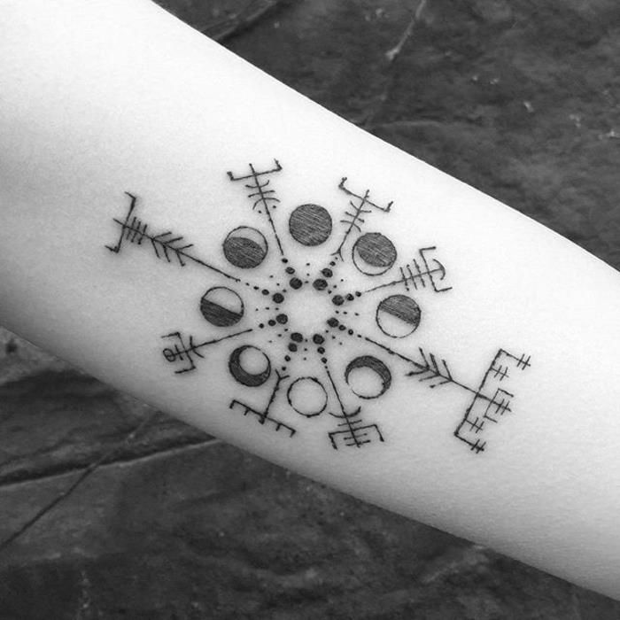 Šauni Islandijos simbolio stiprumo tatuiruotė vikingų mėnulio tatuiruotė
