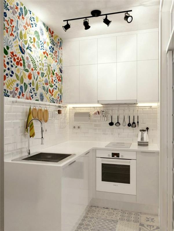 alcune idee piccola casa, con la cucina angolare bianca e parte della parete con delle piastrelle colorate