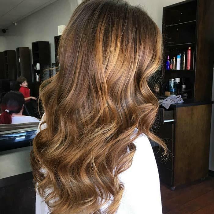 esempio di balayage capelli castani lunghi e con delle morbide wave