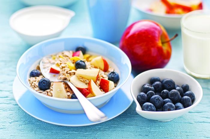 Colazione con un piatto di yoğurt ve tahıl, aggiunta di frutta ve mirtilli