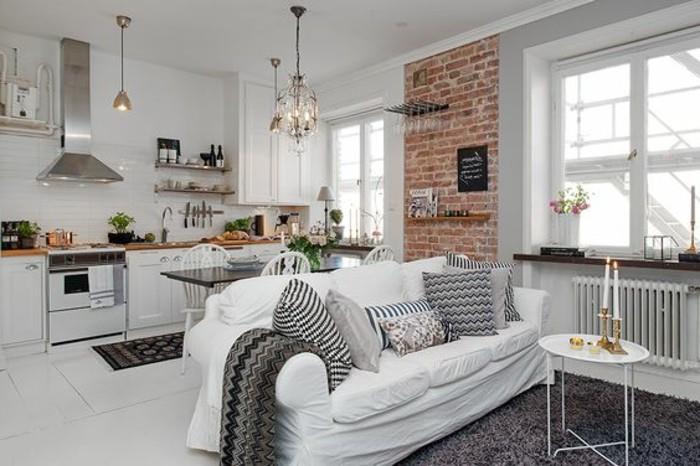 Arredare mini appartamento con una cucina lineare, divano ve pavimento bianchi başına una proposta