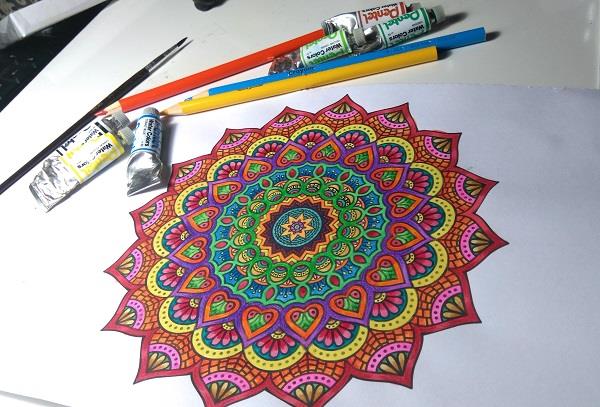 ideja-disegno-colorare-mandala-motivi-floreali-lavoretti-creativi-matite-colori-tempere-disegnare