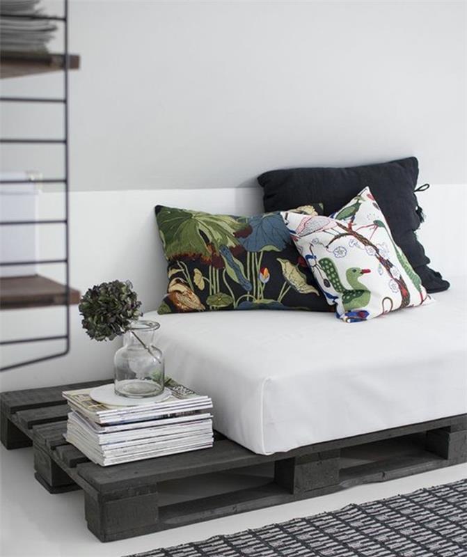 Arredamento mobili con bancali, divano fatto di paleta, materasso e cuscini colorati