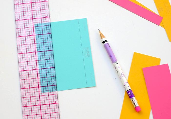 Bambini için Lavoretti creativi con i foglietti di carta colorati e matita