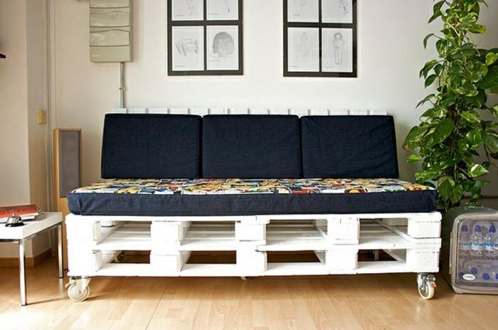Idea per arredamento soggiorno con divani in paleta, materasso di colore nero con motivi