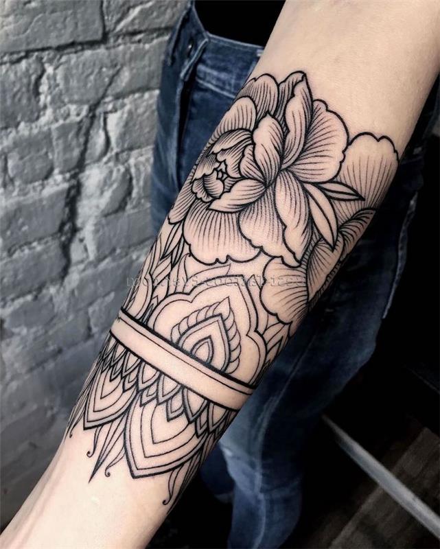 Tatuiruotės, skirtos vienai moteriai, yra mandalas ir fiore di loto
