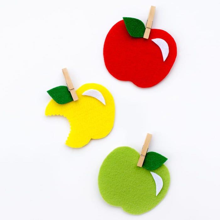 jesenska vrtčeva ročna dejavnost, jabolka iz klobučevine za obešanje z uporabo majhnih lesenih ščipalk
